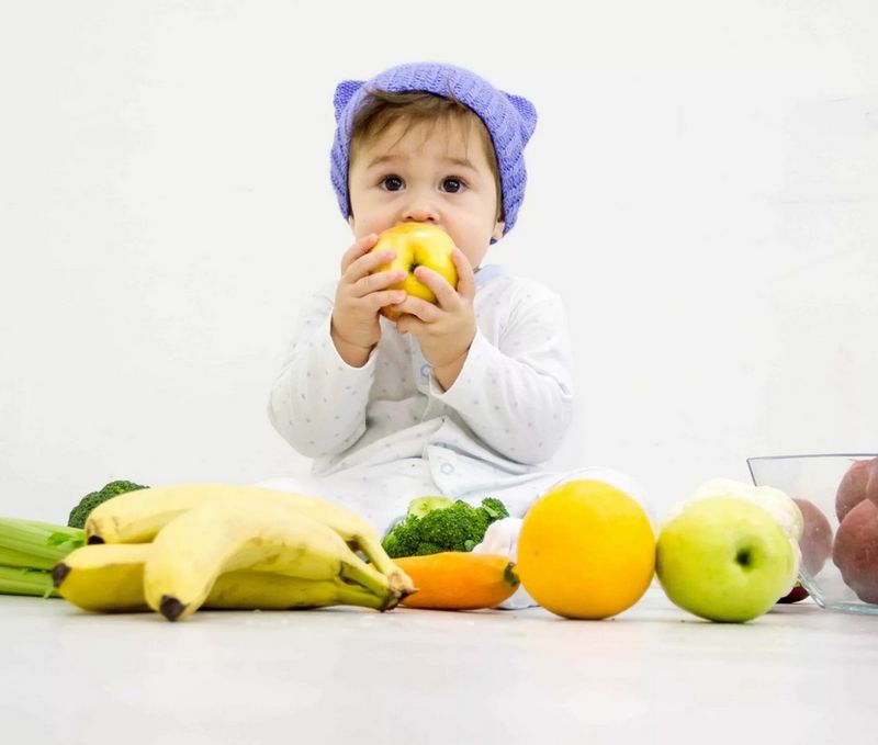 Малыш кушает фрукты